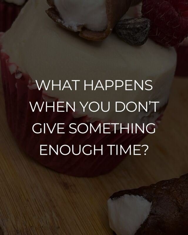 “Vísteme despacio, que llevo prisa.” ⏳

Rushing rarely leads to great results—whether in life or in baking! Buttercream ganache needs time to cool and blend properly. Skip the wait, and you’ll get a greasy, split mess. Give it patience, and you’ll get that smooth, glossy, and perfectly whipped texture. ✨ 

The key: 
✨ Let the ganache cool before adding butter. 
✨ Whip just enough to emulsify—no air pockets allowed! 

Good things take time! Try this tip & let me know the results! 

#ganacheglow #sweetlabbygabs #buttercream #bakingtips #ganache #whitechocolate #chocolateblanco #pastrylove #pastrylife #amarloquehaces #norush #timingiseverything⌚️ #buttercreamcupcakes #smoothbuttercream