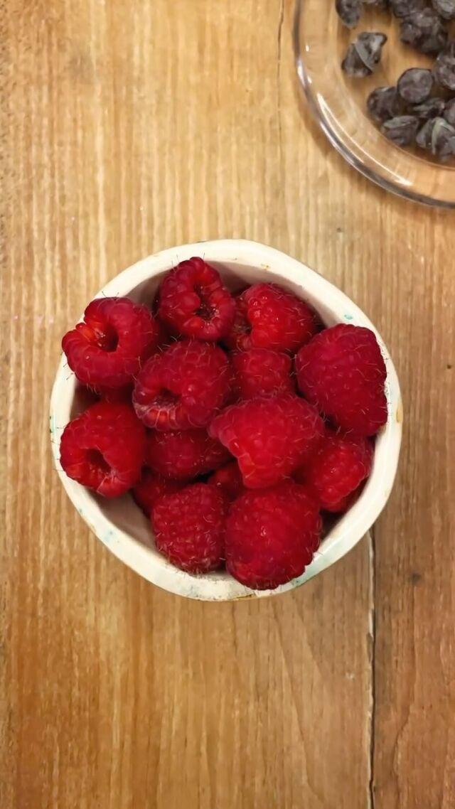 Introducing Valentine’s creation: a cupcake filled with all the sweet surprises – white chocolate buttercream, fresh raspberries, and homemade chocolate cannoli. 💕

Watch this... and fall for it... 😏

#playadelcarmen #sweetlabbygabs #playadelcarmenmexico #foodiegram #lovewhatyoudo #amarloquehaces #pastrylife #valentines #celebrateloveeveryday #cupcakes #whitechocolate #cannolis #homemade #chocolate #chocolateblanco #frambuesas #raspberries