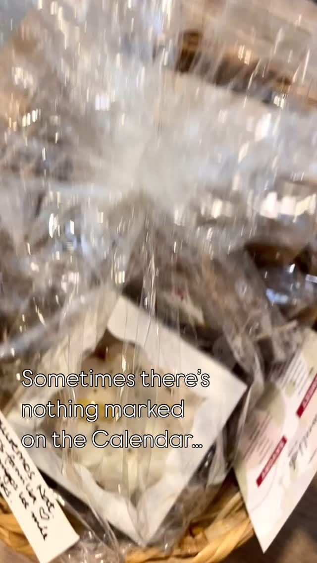 Sometimes we don’t want to celebrate a date—we just want to be present.

To remind someone we care.
That we’re here. That they matter.

This basket wasn’t made for a birthday or a holiday.
It was made for right now.

A moment of connection, shared through handmade bread and a whole lot of love.

🧺 Who would you love to surprise with one of these?

#bepresent #justbecausegift #breadandlove #sweetlabmoments #presenceoverpresents #sweetlabbygabs #playadelcarmen #playadelcarmenmexico #sourdough #cookies #amarloquehaces #foodie #lemonpie #amarloquehaces #friends